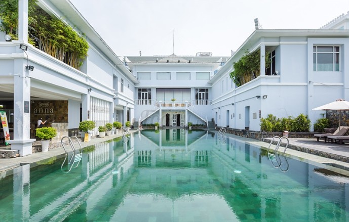 Hồ bơi Anna Spa Quận 7: Điểm Đến Lý Tưởng Cho Thư Giãn và Học Bơi 8 Huấn luyện viên đang hướng dẫn kỹ thuật bơi cho học viên tại Hồ bơi Anna Spa