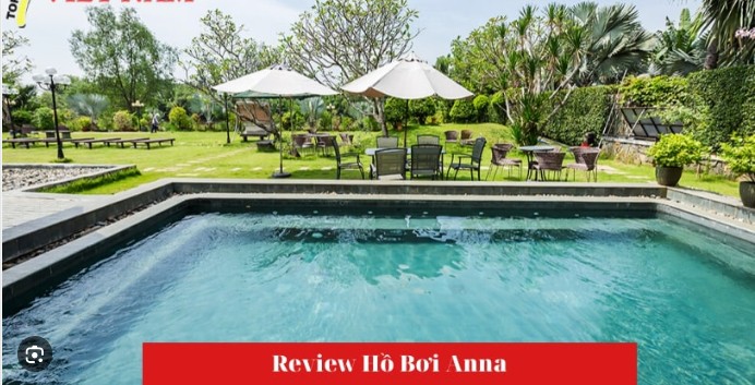 Hồ bơi Anna Spa với làn nước trong xanh, bao quanh bởi cây xanh và ánh sáng tự nhiên