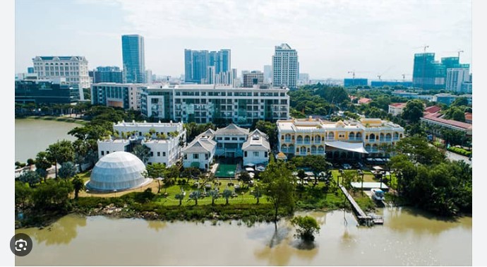Hồ bơi Anna Spa Quận 7: Điểm Đến Lý Tưởng Cho Thư Giãn và Học Bơi 7 Tổng quan hồ bơi Anna Spa với các khu vực ghế nghỉ và không gian mở thoáng đãng