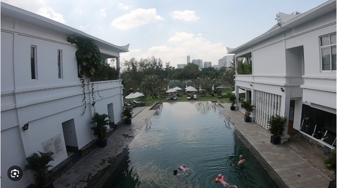 Hồ bơi Anna Spa Quận 7: Điểm Đến Lý Tưởng Cho Thư Giãn và Học Bơi 9 Bể bơi Anna Spa trong buổi tối với ánh đèn lung linh, tạo không gian lãng mạn