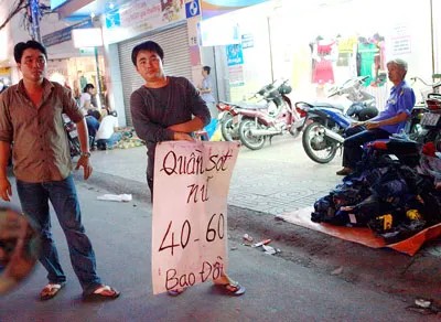 Chợ Đêm Nguyễn Trãi: Náo Nhiệt Hay Bát Nháo? 5 Người bán hàng rong tại chợ Nguyễn Trãi kéo quầy di động chạy tán loạn khi lực lượng chức năng kiểm tra