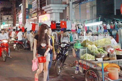 Các quầy bán quần áo di động và xe đẩy trái cây tràn xuống lòng lề đường Nguyễn Trãi