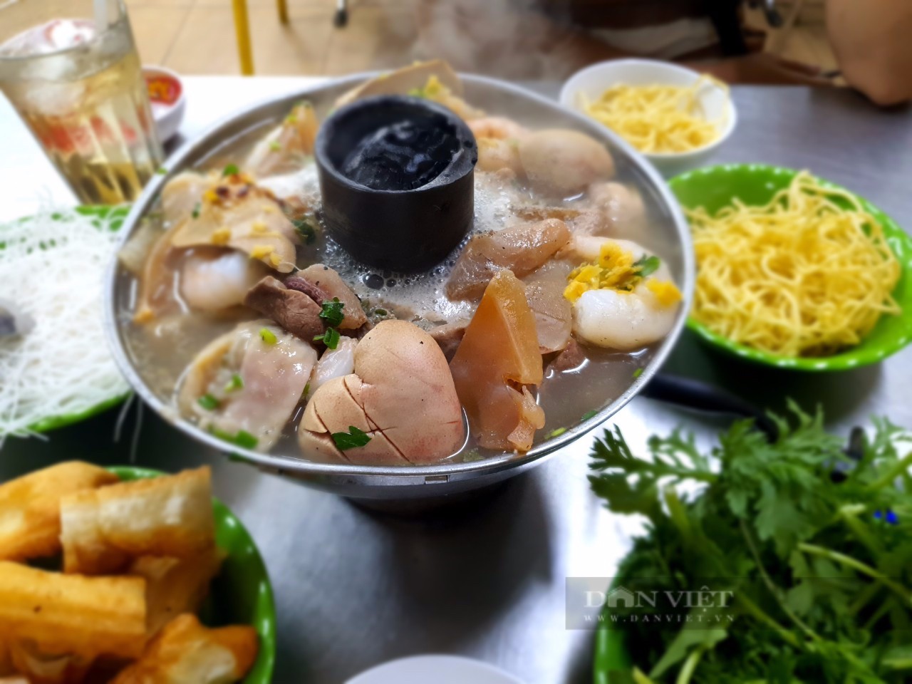 Lẩu Cá Dân Ích: Nửa Thế Kỷ Gìn Giữ Nét Ẩm Thực Hoa Giữa Lòng Chợ Lớn 6 Nồi lẩu thập cẩm đầy ắp nguyên liệu như tôm, mực ngâm tro và nhiều loại phủ tạng