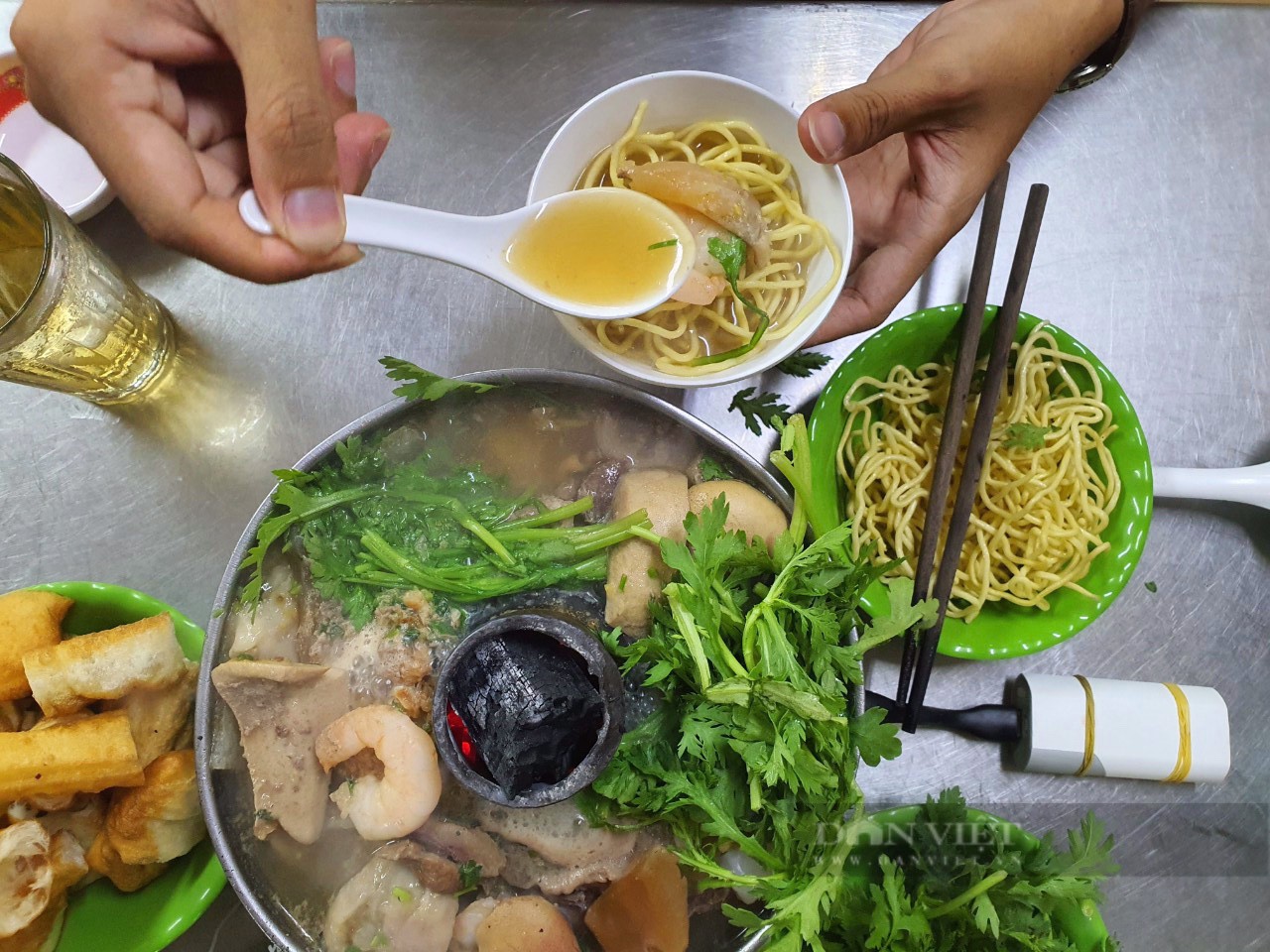 Lẩu Cá Dân Ích: Nửa Thế Kỷ Gìn Giữ Nét Ẩm Thực Hoa Giữa Lòng Chợ Lớn 7 Mì tươi kiểu Phúc Kiến vàng óng, sợi mì mềm mại ăn kèm lẩu