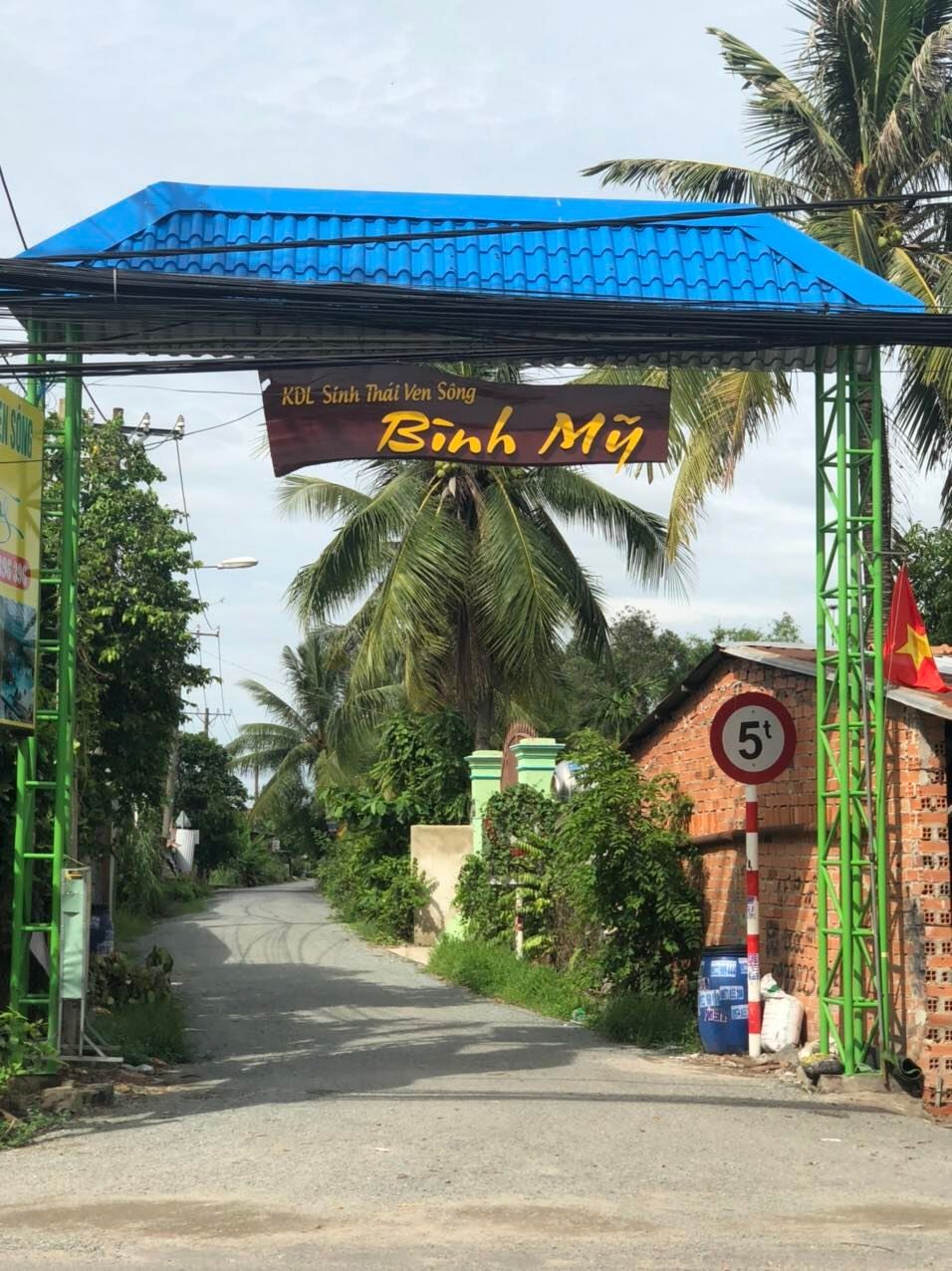 Khám Phá Top 12 Khu Du Lịch Sinh Thái TPHCM: Thiên Đường Xanh Giữa Lòng Đô Thị 24 Cổng vào khu du lịch sinh thái ven sông Bình Mỹ