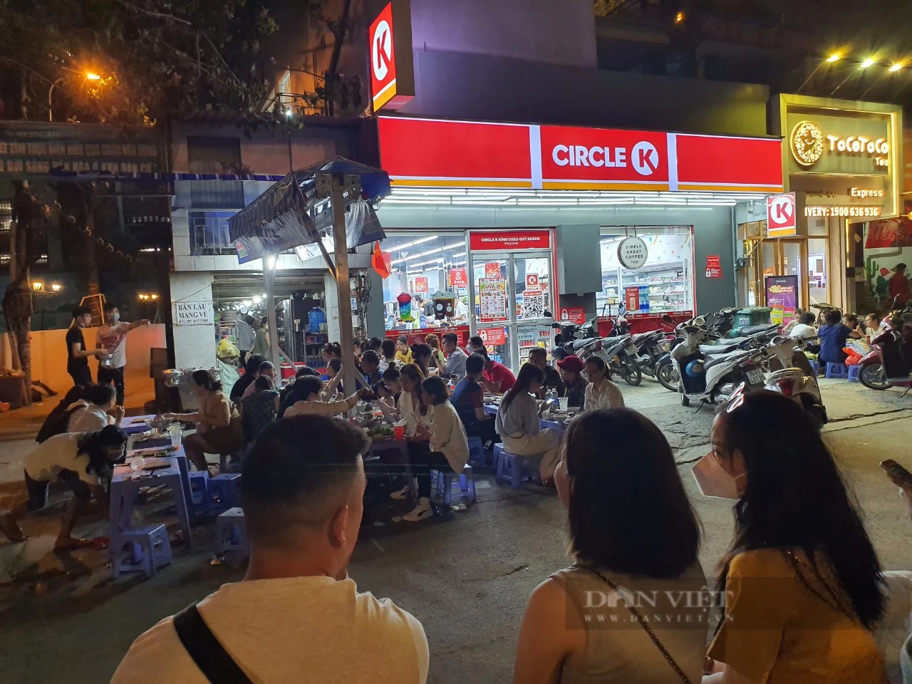 Khách hàng kiên nhẫn xếp hàng chờ đến lượt vào quán lẩu mắm Út Nhàn