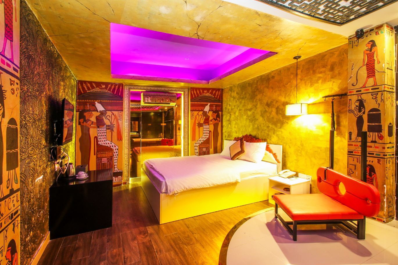 Top 20 Khách Sạn Tình Yêu Sài Gòn Độc Đáo Cho Đôi Lứa 11 Phòng nghỉ với thiết kế độc đáo và tông màu ấm áp tại Bonita Grand Hotel