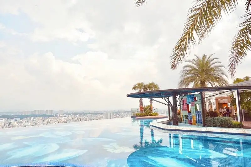 Hồ bơi vô cực rộng lớn tại La Vela Saigon với tầm nhìn toàn cảnh thành phố