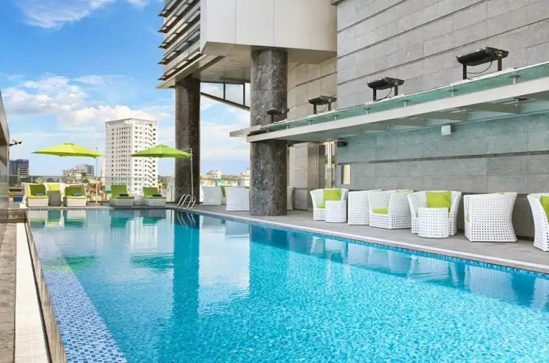 Trải Nghiệm Thư Giãn Tuyệt Vời: Top Khách Sạn Có Hồ Bơi Vô Cực Ở Sài Gòn View Đẹp "Quên Lối Về" 15 Hồ bơi siêu rộng tại Pullman Saigon Centre với tầm nhìn 360 độ độc đáo