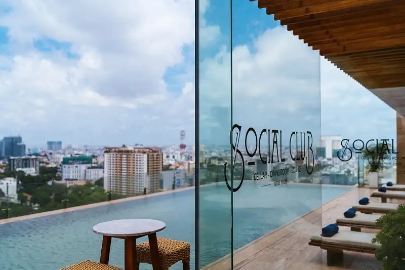 Trải Nghiệm Thư Giãn Tuyệt Vời: Top Khách Sạn Có Hồ Bơi Vô Cực Ở Sài Gòn View Đẹp "Quên Lối Về" 10 Hồ bơi vô cực sang trọng tại Hôtel des Arts Saigon với view nhìn xuống trung tâm thành phố