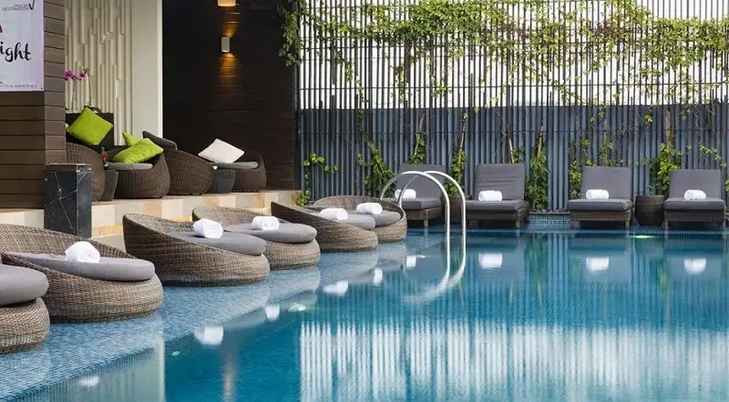 Trải Nghiệm Thư Giãn Tuyệt Vời: Top Khách Sạn Có Hồ Bơi Vô Cực Ở Sài Gòn View Đẹp "Quên Lối Về" 11 Khung cảnh hồ bơi ngoài trời cực "chill" tại Liberty Central Saigon Riverside với view sông