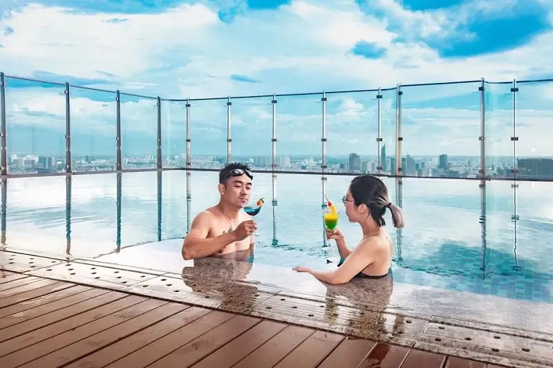 Trải Nghiệm Thư Giãn Tuyệt Vời: Top Khách Sạn Có Hồ Bơi Vô Cực Ở Sài Gòn View Đẹp "Quên Lối Về" 13 Hồ bơi vô cực tại Vinpearl Luxury Landmark 81 với tầm nhìn bao quát thành phố