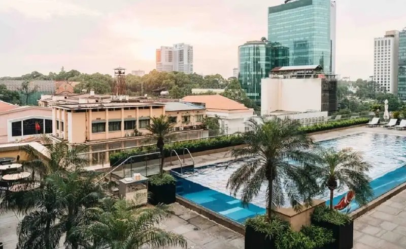 Trải Nghiệm Thư Giãn Tuyệt Vời: Top Khách Sạn Có Hồ Bơi Vô Cực Ở Sài Gòn View Đẹp "Quên Lối Về" 14 Hồ bơi vô cực Sheraton Saigon Hotel & Towers với tầm nhìn đẹp và không gian rộng rãi