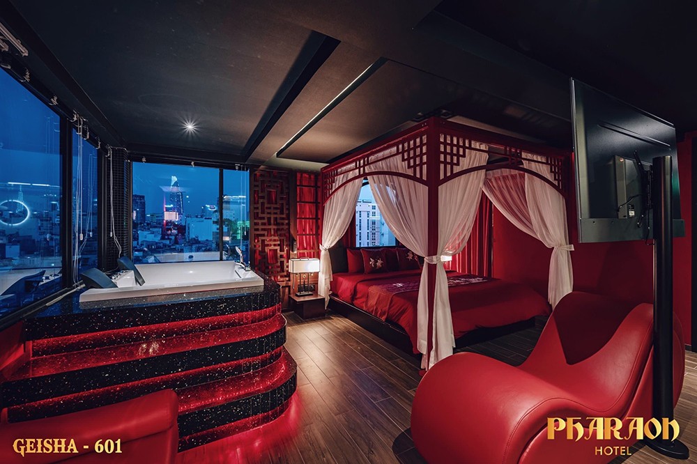 Top 20 Khách Sạn Tình Yêu Sài Gòn Độc Đáo Cho Đôi Lứa 8 Phòng Geisha Luxury tại Pharaon Hotel với tông màu đỏ và phong cách Nhật Bản