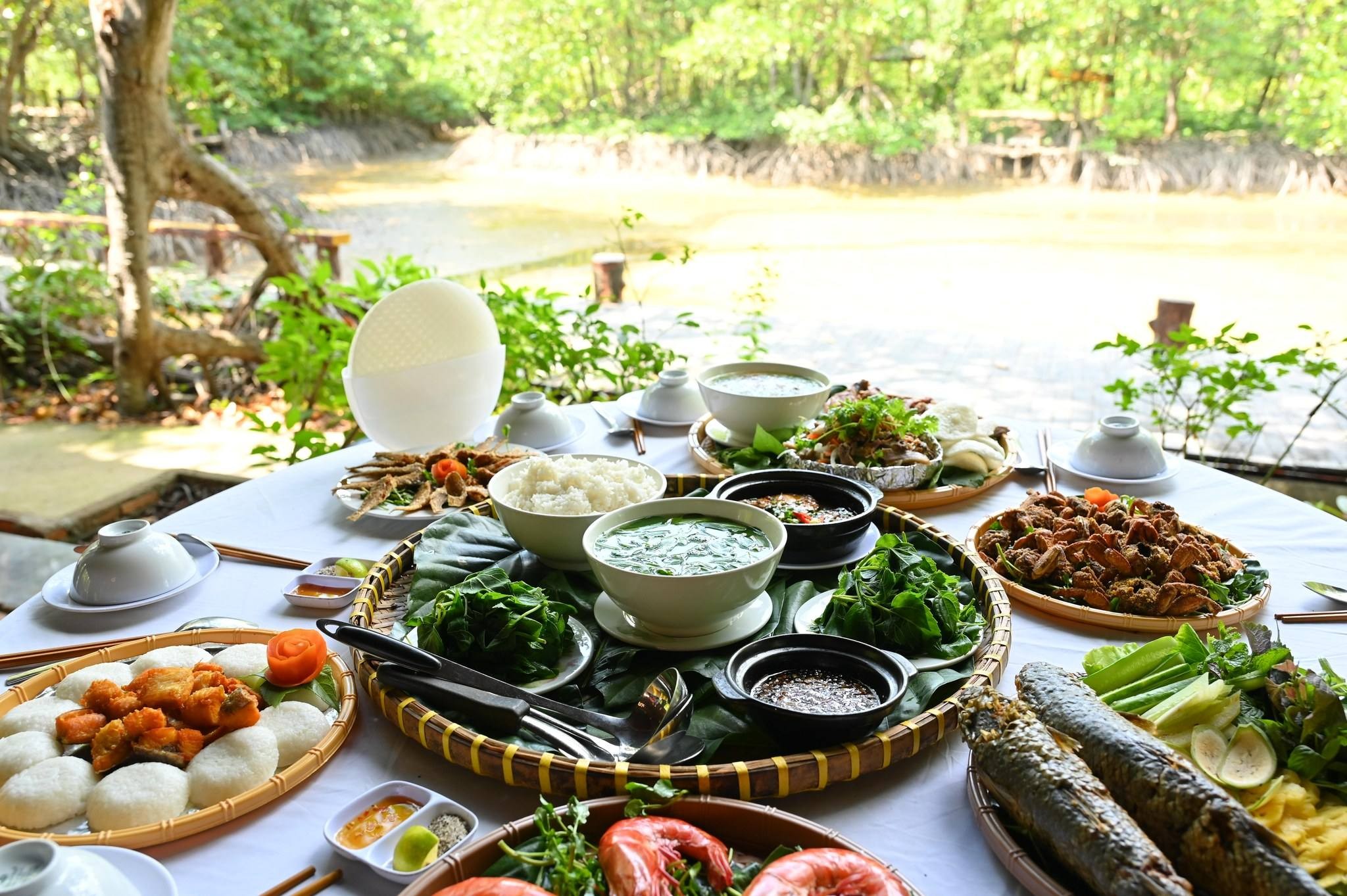 Khám Phá Top 12 Khu Du Lịch Sinh Thái TPHCM: Thiên Đường Xanh Giữa Lòng Đô Thị 18 Những món ăn dân dã nhưng lại mang hương vị đặc trưng riêng khiến du khách nhớ mãi