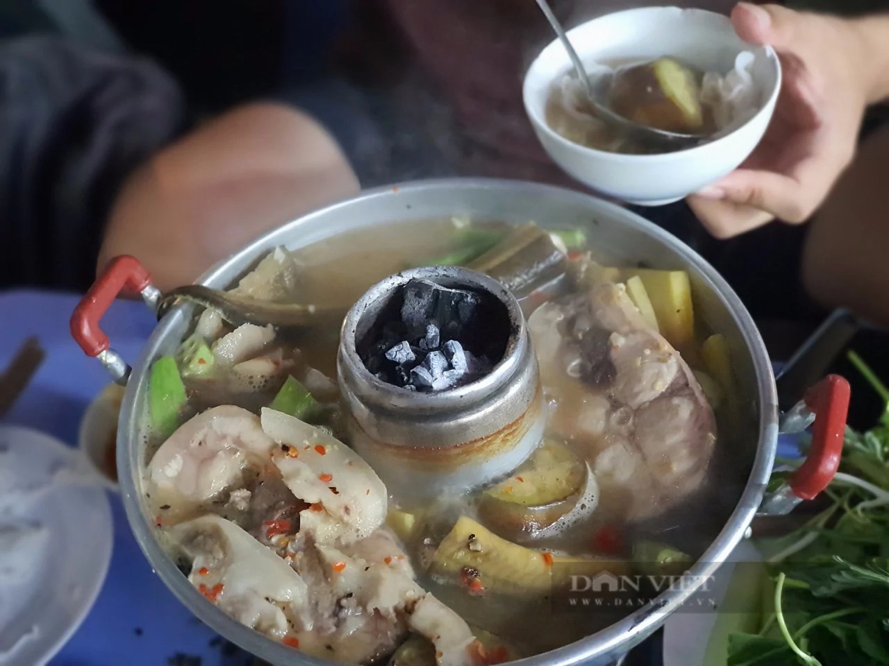Lẩu Mắm Út Nhàn: Hương Vị Miền Tây Trứ Danh Giữa Lòng Sài Gòn 6 Nồi lẩu cù lao truyền thống của quán lẩu mắm Út Nhàn với hương vị đậm đà