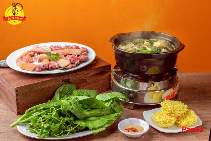 Nồi lẩu dê Tài Ký nóng hổi với thịt dê tươi ngon và rau nhúng