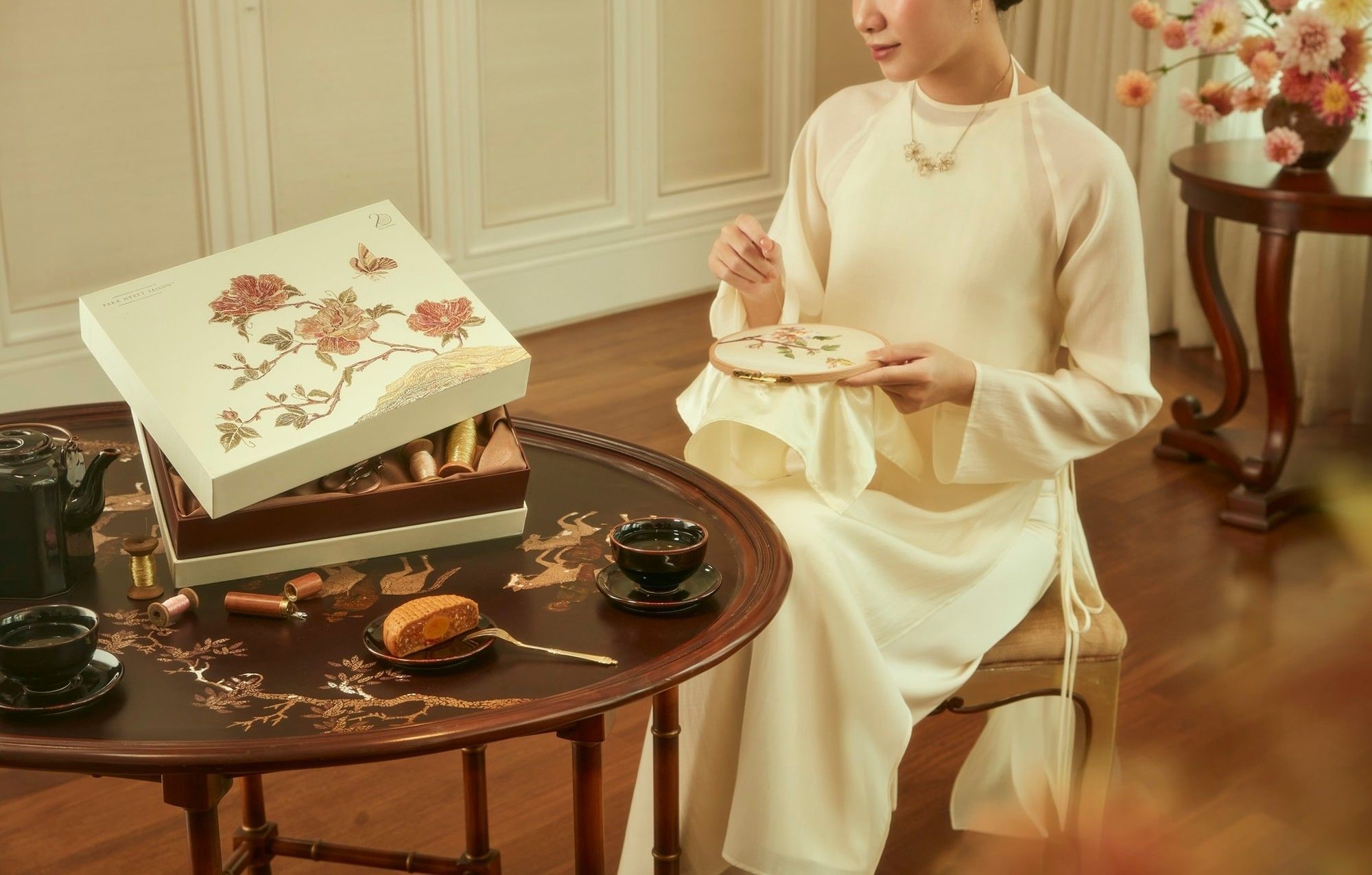 Hộp quà Bánh Trung Thu "Vinh Hoa Tư Vị" sang trọng của Park Hyatt Saigon