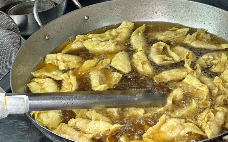 Phố Sủi Cảo Hà Tôn Quyền: Thiên Đường Ẩm Thực Hoa Giữa Lòng Sài Gòn 10 Sủi cảo chiên giòn rụm tại quán 175 Hà Tôn Quyền