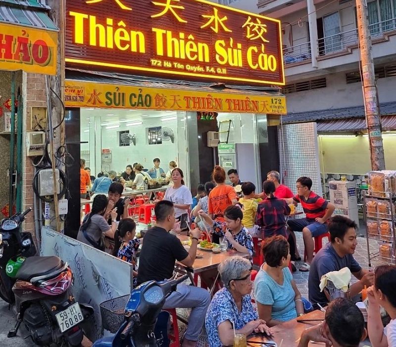 Phố Sủi Cảo Hà Tôn Quyền: Thiên Đường Ẩm Thực Hoa Giữa Lòng Sài Gòn 8 Sủi cảo tại quán Thiên Thiên với nước dùng ngọt thanh