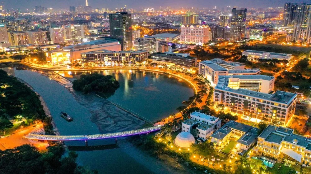 Một góc quận 7 về đêm nhìn từ trên cao, với ánh đèn rực rỡ