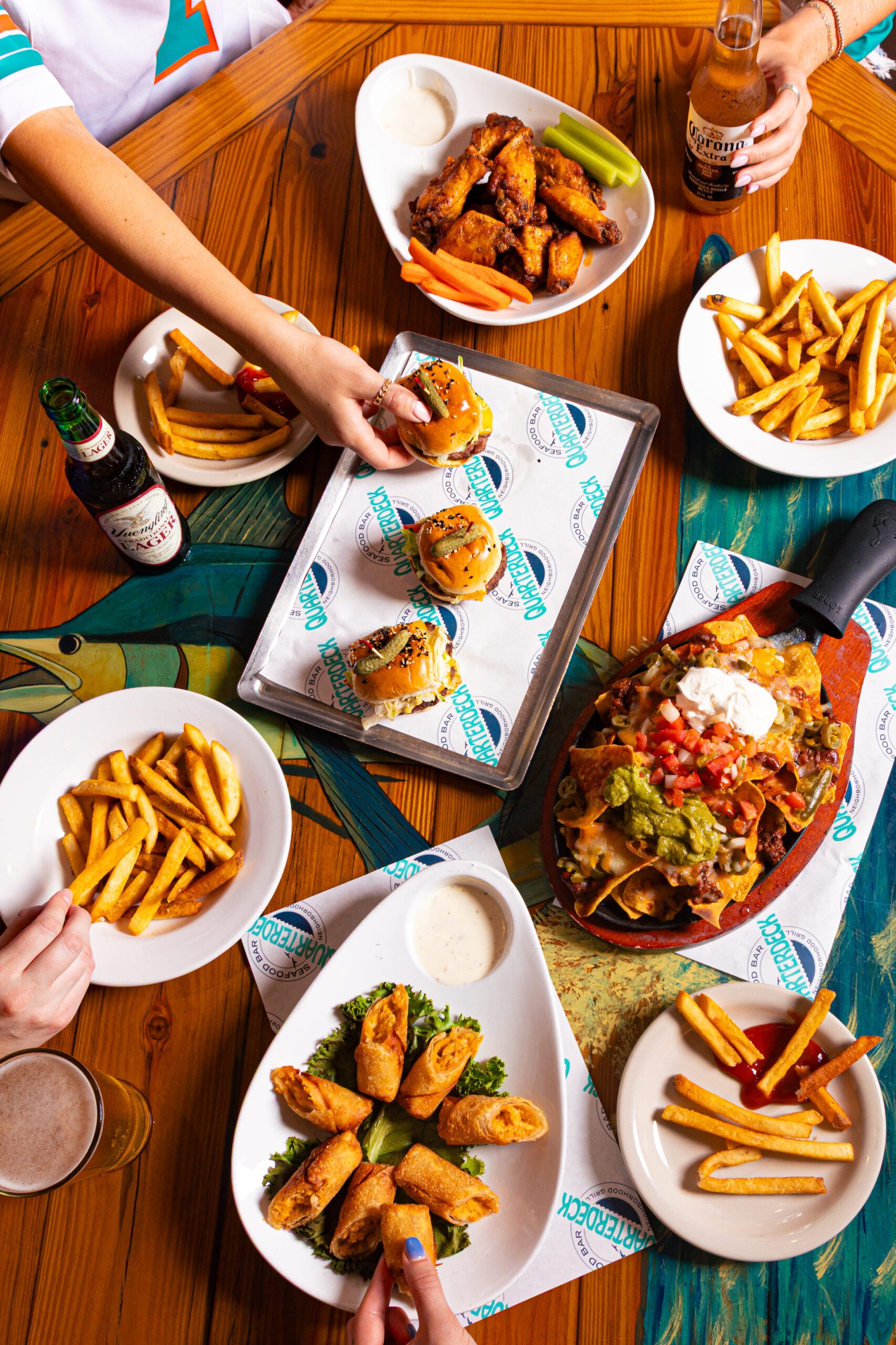 Không gian quán sports bar Quarterdeck với nhiều màn hình TV