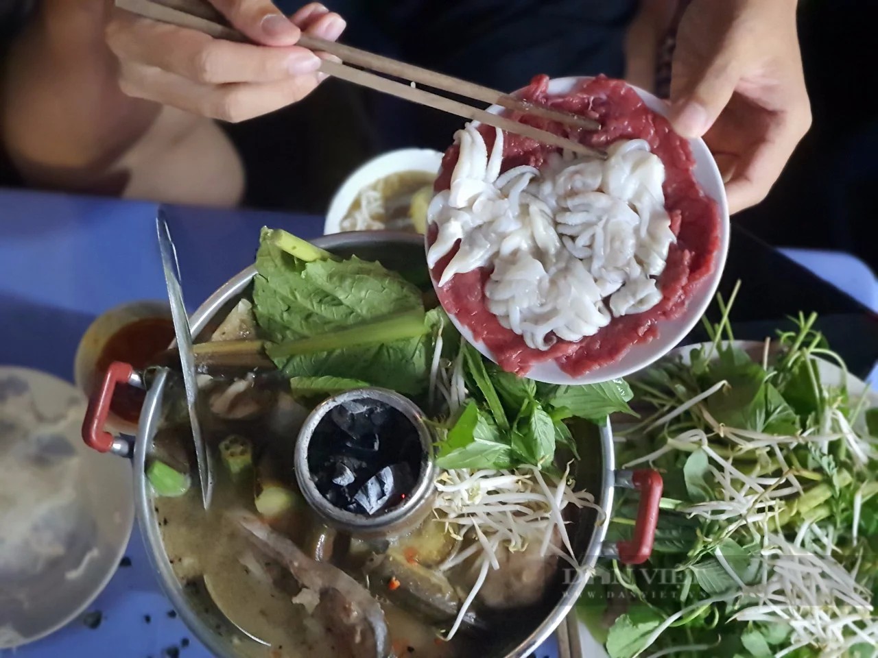 Lẩu Mắm Út Nhàn: Hương Vị Miền Tây Trứ Danh Giữa Lòng Sài Gòn 7 Đĩa thịt bò thái mỏng và bạch tuộc nhúng kèm lẩu mắm tại quán Út Nhàn