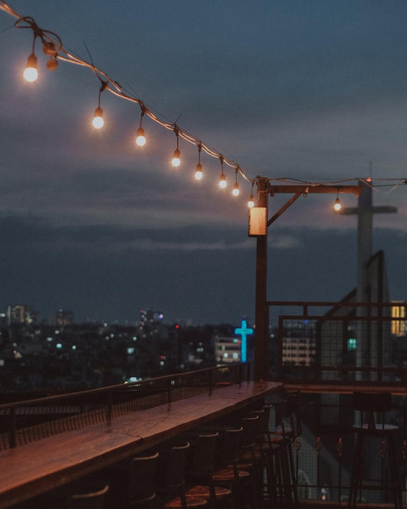 Trăng Non Rooftop: Nơi Ngắm Sài Gòn Lung Linh Từ Trên Cao 7 Khung cảnh Sài Gòn về đêm và tòa Landmark 81 từ Trăng Non Rooftop