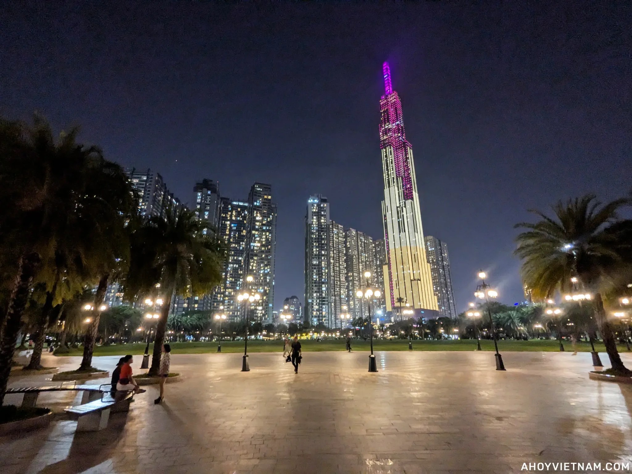 Khám Phá Công Viên Vinhomes Central Park: Viên Ngọc Xanh Giữa Lòng Sài Gòn 11 Công viên Vinhomes Central Park và tòa nhà Landmark 81 rực sáng về đêm