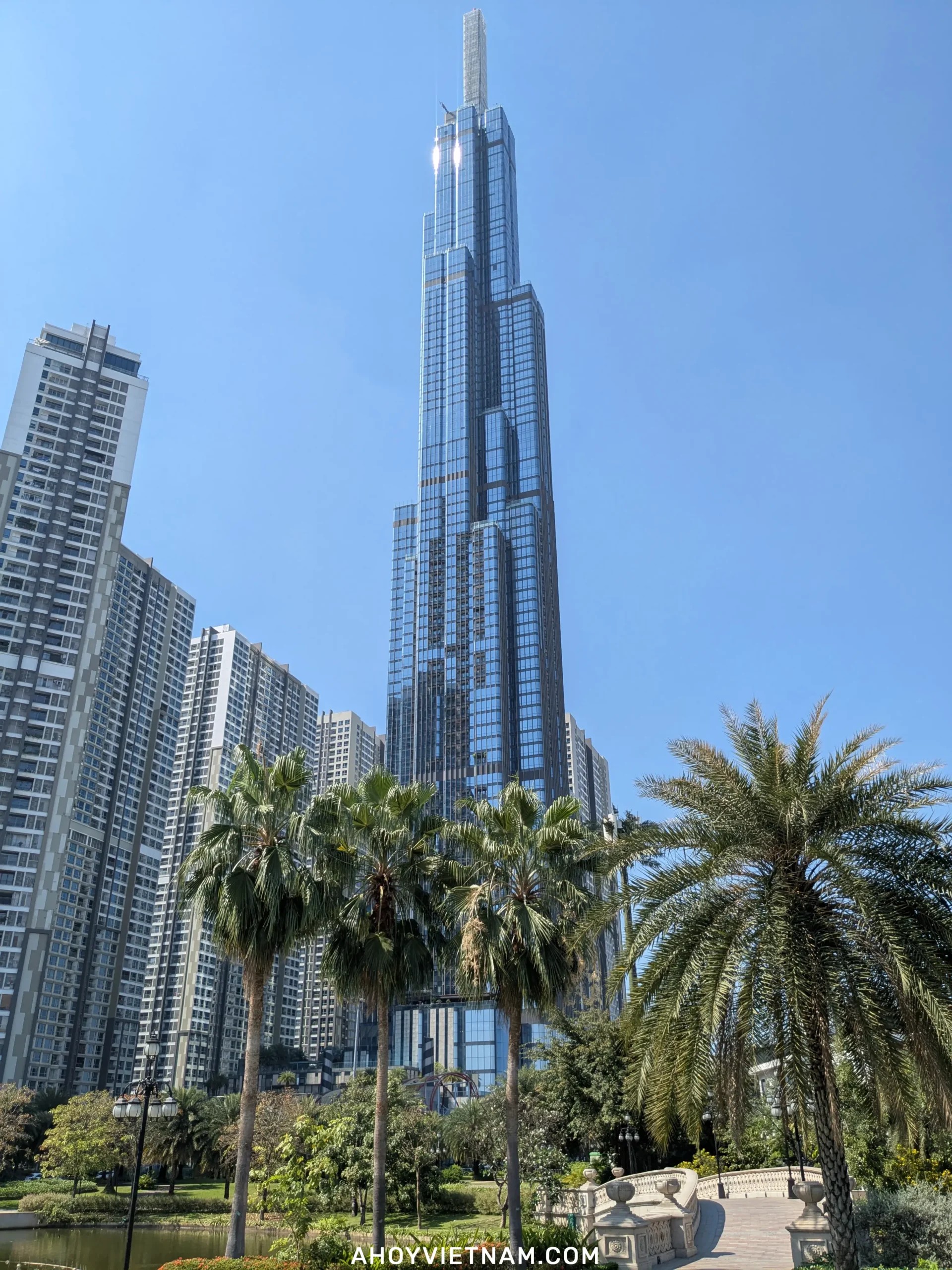 Khám Phá Công Viên Vinhomes Central Park: Viên Ngọc Xanh Giữa Lòng Sài Gòn 8 Tòa nhà Landmark 81 ở Quận Bình Thạnh, TP.HCM với hàng cọ xanh và bầu trời trong xanh