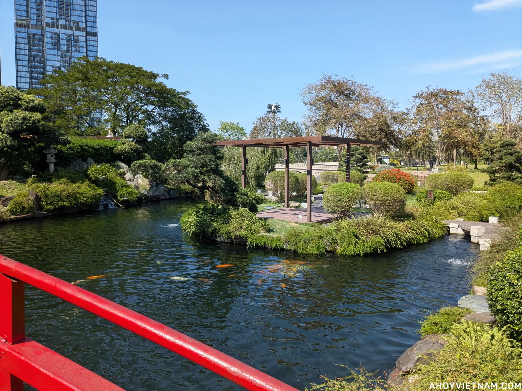 Khám Phá Công Viên Vinhomes Central Park: Viên Ngọc Xanh Giữa Lòng Sài Gòn 10 Vườn Nhật Bản và hồ cá Koi tại Công viên Vinhomes Central Park