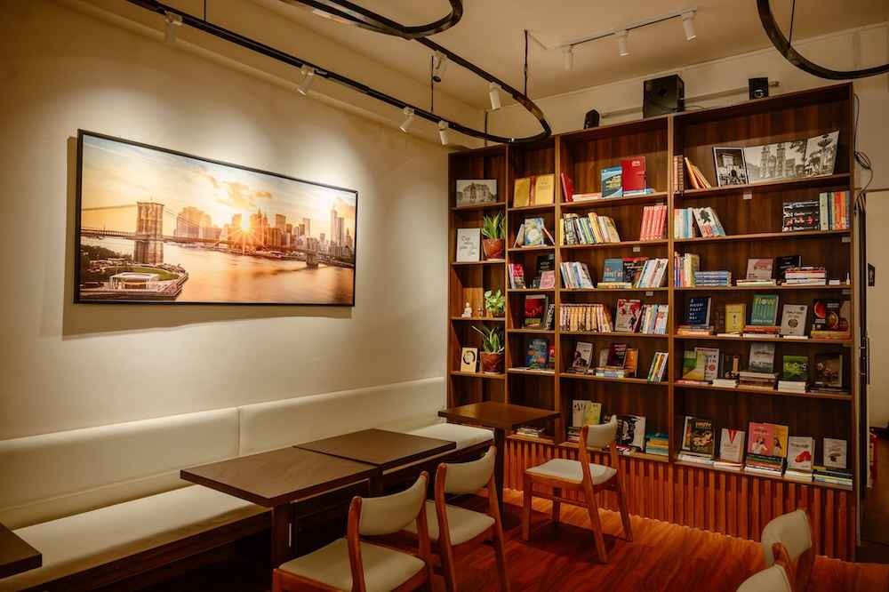 Top 9 Quán Cafe Sách TP HCM Yên Tĩnh, Nơi Mọt Sách Không Thể Bỏ Lỡ 10 Không gian ấm cúng cùng tủ sách to đụng trần