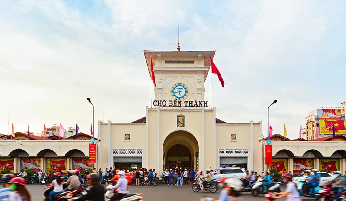 Quang cảnh trung tâm Sài Gòn nhộn nhịp với các tòa nhà cao tầng