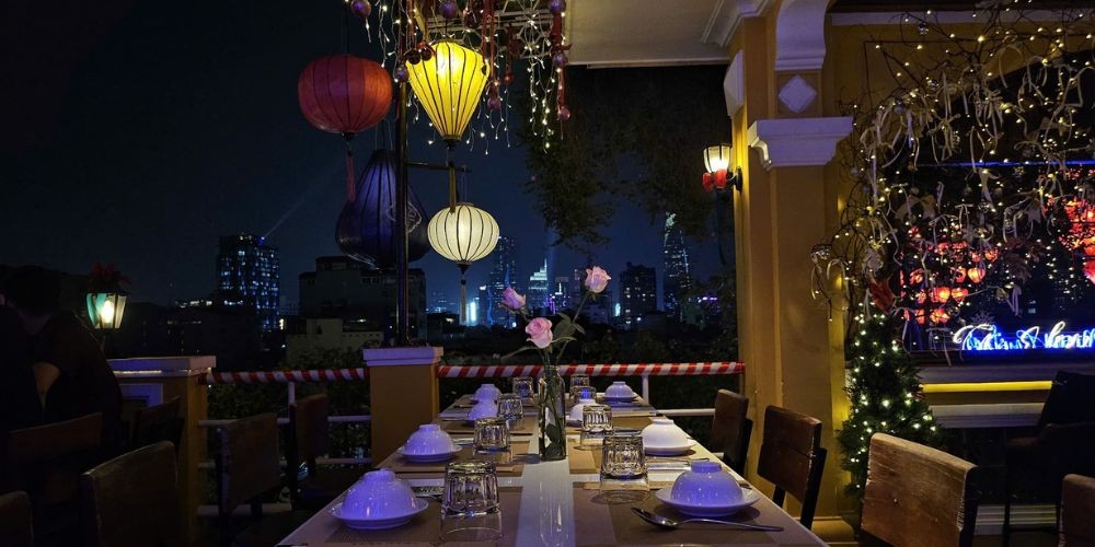 Chill cùng 15 quán cafe rooftop Quận 1 với view đẹp "đỉnh nóc" 15 Không gian lãng mạn tại The View Rooftop Bar lý tưởng cho các cặp đôi