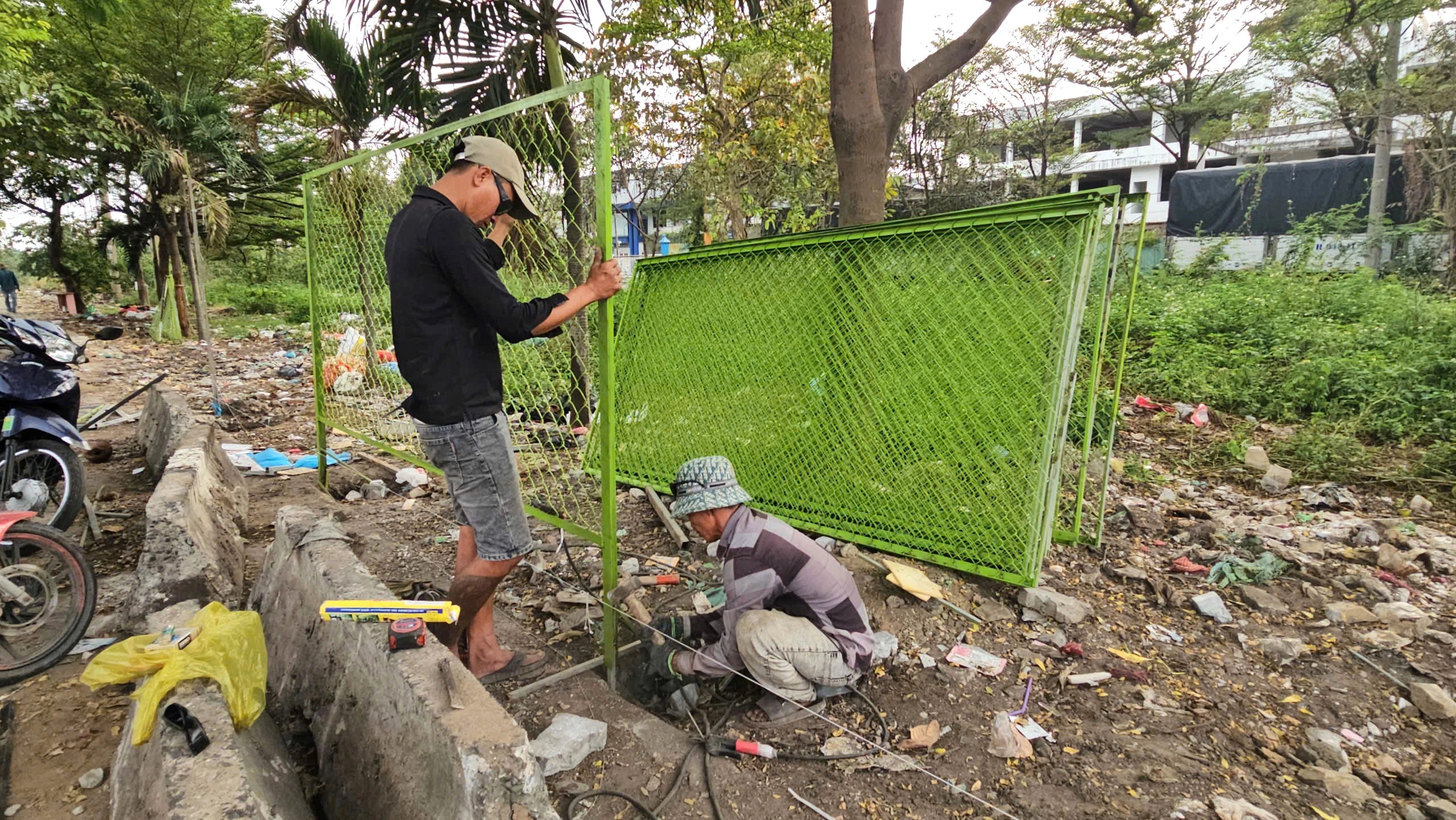 Cải tạo chợ Bà Hom: Giải pháp bền vững cho vấn đề lấn chiếm vỉa hè tại Tân Tạo 7 Hàng rào được dựng trên đường Lê Đức Anh nhằm ngăn chặn vứt rác và lấn chiếm