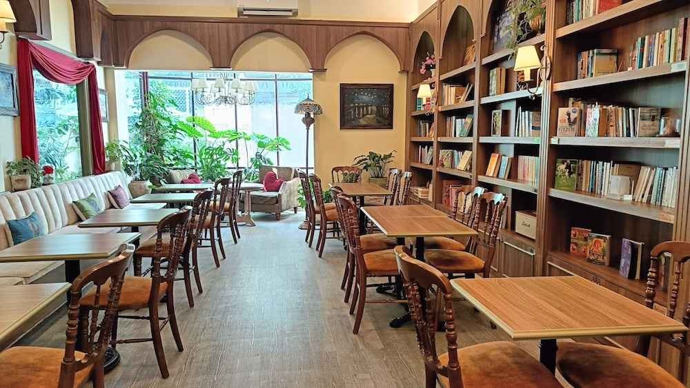 Top 9 Quán Cafe Sách TP HCM Yên Tĩnh, Nơi Mọt Sách Không Thể Bỏ Lỡ 11 Không gian rộng rãi yên tĩnh cho bạn đọc sách hoặc làm việc