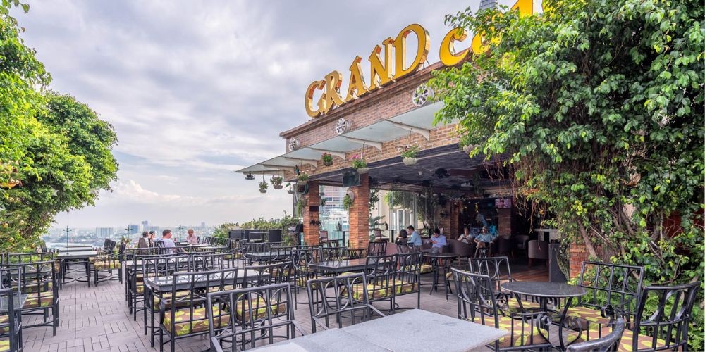 Chill cùng 15 quán cafe rooftop Quận 1 với view đẹp "đỉnh nóc" 12 Rooftop Grand Lounge với tầm nhìn bao quát trung tâm Sài Gòn