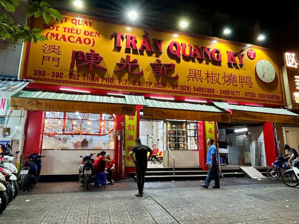 Khám Phá Top 12+ Tiệm Vịt Quay Ngon Nhất Sài Gòn, Đông Khách Nức Tiếng 9 Không gian đậm chất đường phố Trung Hoa tại vịt quay Trần Quang Ký