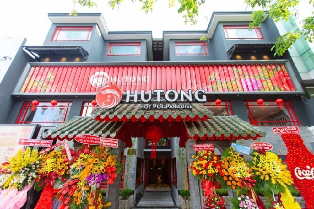 Khám Phá Top 10 Quán Buffet Quận 5 Ngon Khó Cưỡng, Ăn Là Ghiền! 12 Thực khách đang thưởng thức buffet lẩu tại nhà hàng Hutong