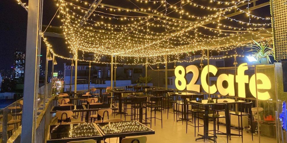 Chill cùng 15 quán cafe rooftop Quận 1 với view đẹp "đỉnh nóc" 11 82 Cafe & Food với không gian lung linh khi đêm xuống