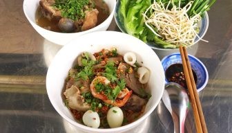 Khám phá 19 Quán Ăn Khuya Sài Gòn Ngon Nức Tiếng Không Thể Bỏ Lỡ 24 Món hủ tiếu khô của quán Tài Anh
