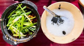 Khám phá 19 Quán Ăn Khuya Sài Gòn Ngon Nức Tiếng Không Thể Bỏ Lỡ 25 Một phần cháo ếch gồm cháo mè đen thơm thơm kèm thịt ếch