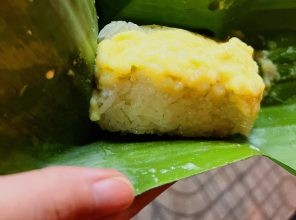 Khám phá 19 Quán Ăn Khuya Sài Gòn Ngon Nức Tiếng Không Thể Bỏ Lỡ 16 Món xôi cade vàng ươm, thơm phức
