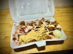 Khám phá 19 Quán Ăn Khuya Sài Gòn Ngon Nức Tiếng Không Thể Bỏ Lỡ 18 Phần xôi xá xíu đầy ắp topping