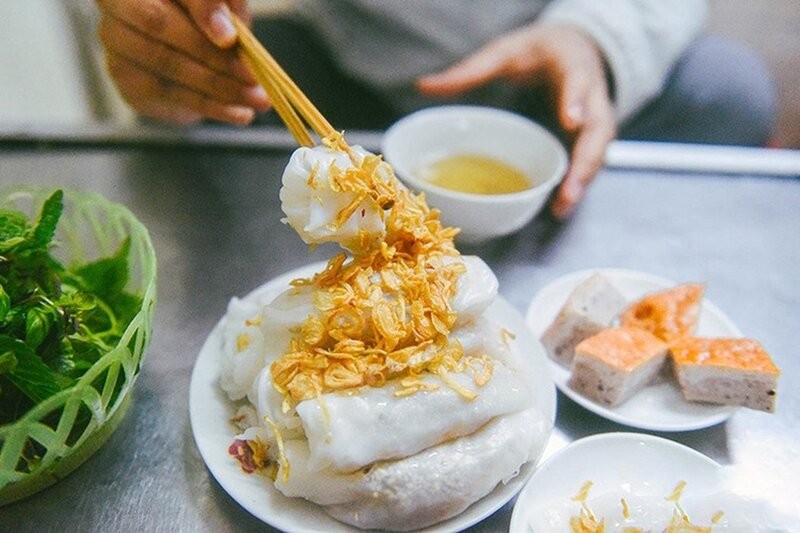 Vỏ bánh cuốn tại quán Bà Huế mỏng dai, mướt mềm, lộ rõ nhân