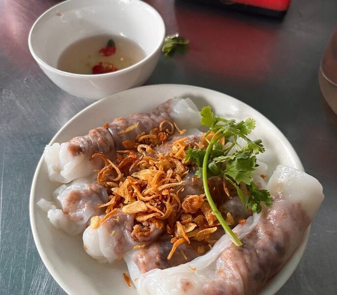 Khám phá 9 Quán Bánh Cuốn Thanh Hóa Ngon Chuẩn Vị Địa Phương 8 Nhân thịt đầy đặn, thơm ngon tại quán bánh cuốn Hồng Phượng