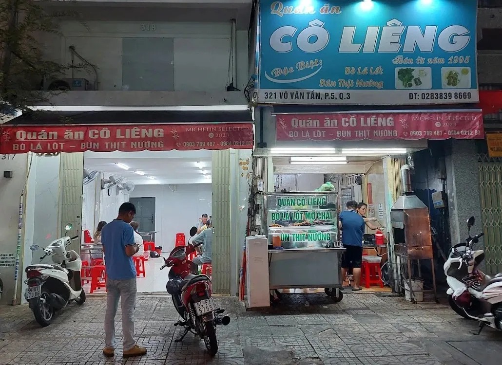 Khám Phá 4 Quán Bò Lá Lốt Ngon "Phải Thử" Tại TP.HCM 7 Bò lá lốt nướng trên than hồng, kèm rau sống và nước chấm đặc biệt