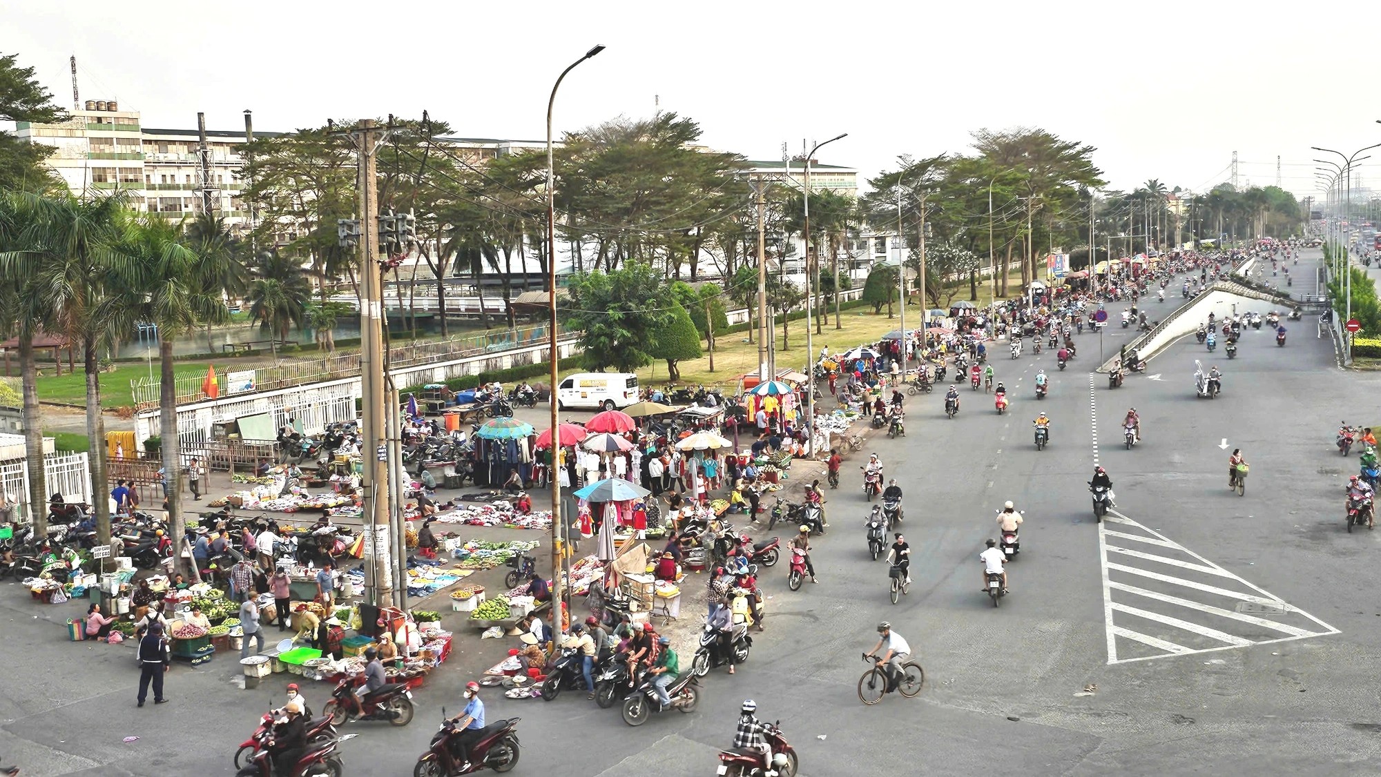 Vỉa hè khu vực Công ty PouYuen Việt Nam trước khi được xử lý lấn chiếm vào ngày 14/1