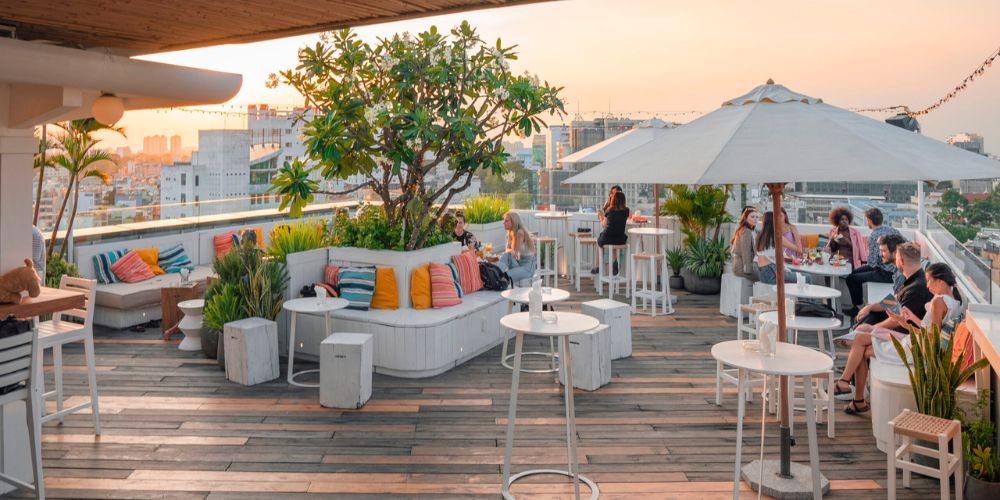 Chill cùng 15 quán cafe rooftop Quận 1 với view đẹp "đỉnh nóc" 14 Không gian xanh mát, ngập tràn ánh sáng tại Banana Mama Rooftop Bar