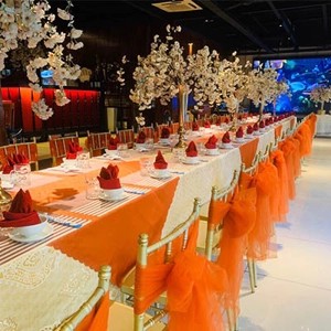 Thực khách đang trải nghiệm không gian sang trọng tại nhà hàng Biển Việt